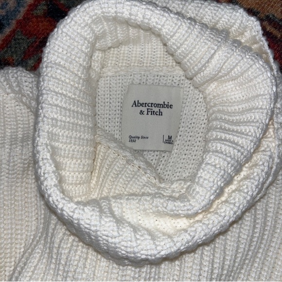 Abercrombie cream knit Turtleneck Sweater size medium - Picture 3 of 4